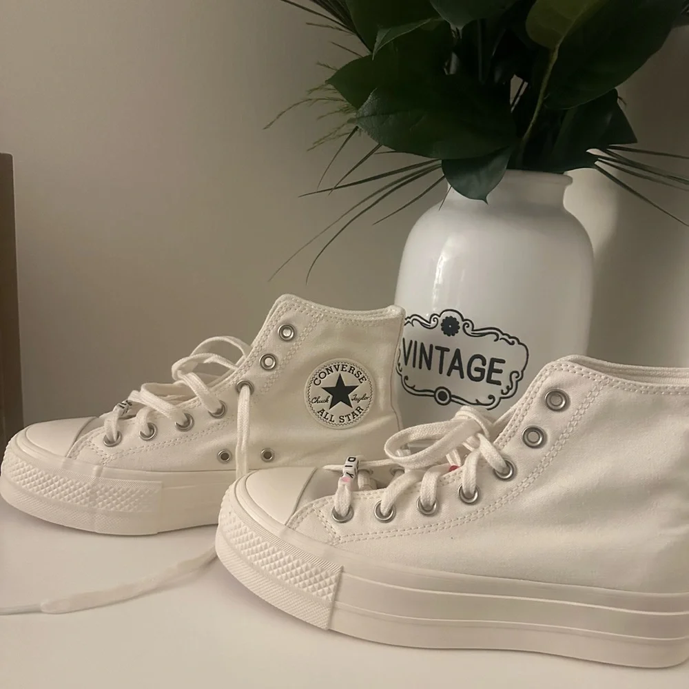 *NWOT* Converse Women's Off-White Platform Sneakers - Picture 2 of 7